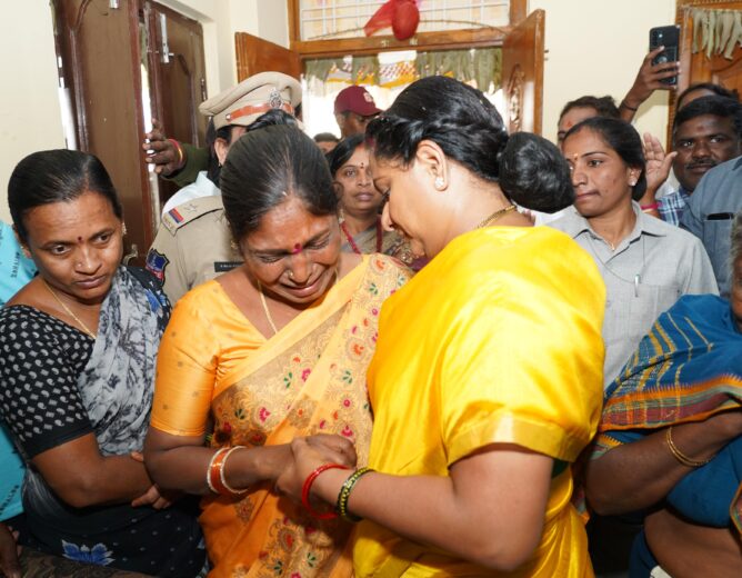 పరిహారం వెంటనే చెల్లించాలి | Kavitha Demands Ramanthapur Electrocution Victims Immediate Compensation