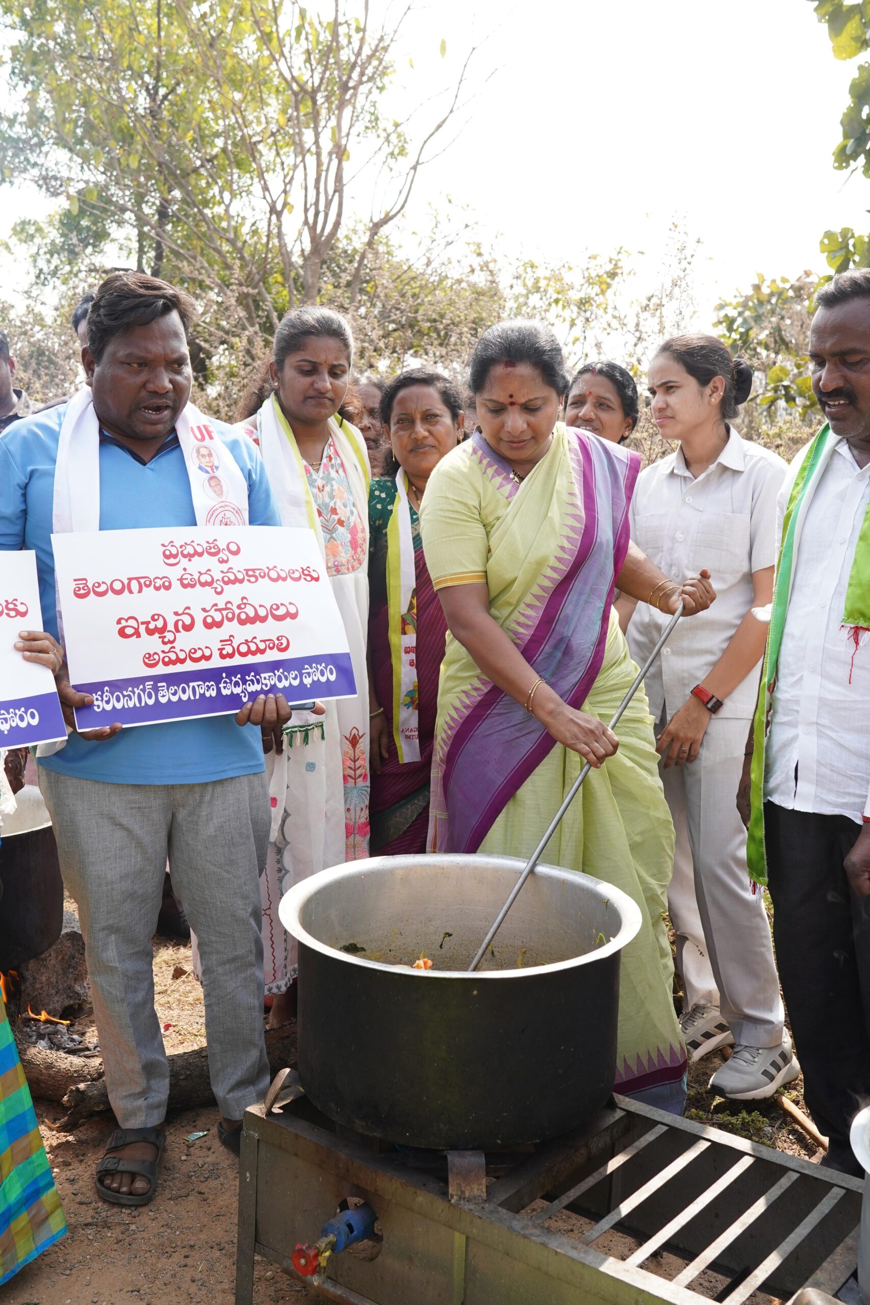 Kavitha cooks with activists during land agitation in Manakondur