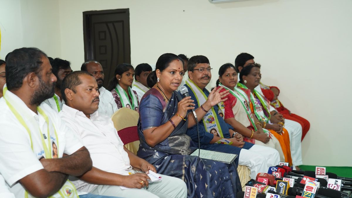 Kalvakuntla Kavitha addressing media in Suryapet on Maoist issue