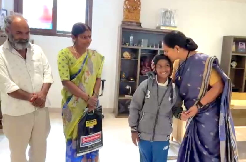 Kalvakuntla Kavitha meets heart patient child Shivanand at Telangana Jagruthi office