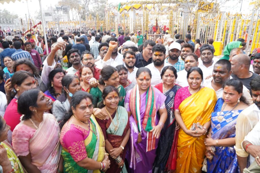 Kavitha visiting Medaram Jatara