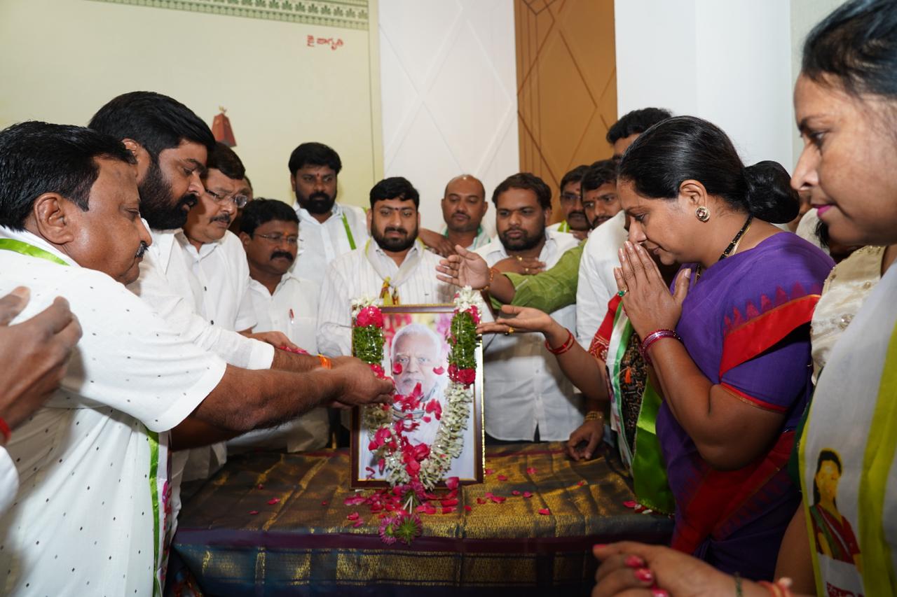 Kalvakuntla Kavitha paying tribute to Mucharla Satyanarayana at Telangana Jagruthi office