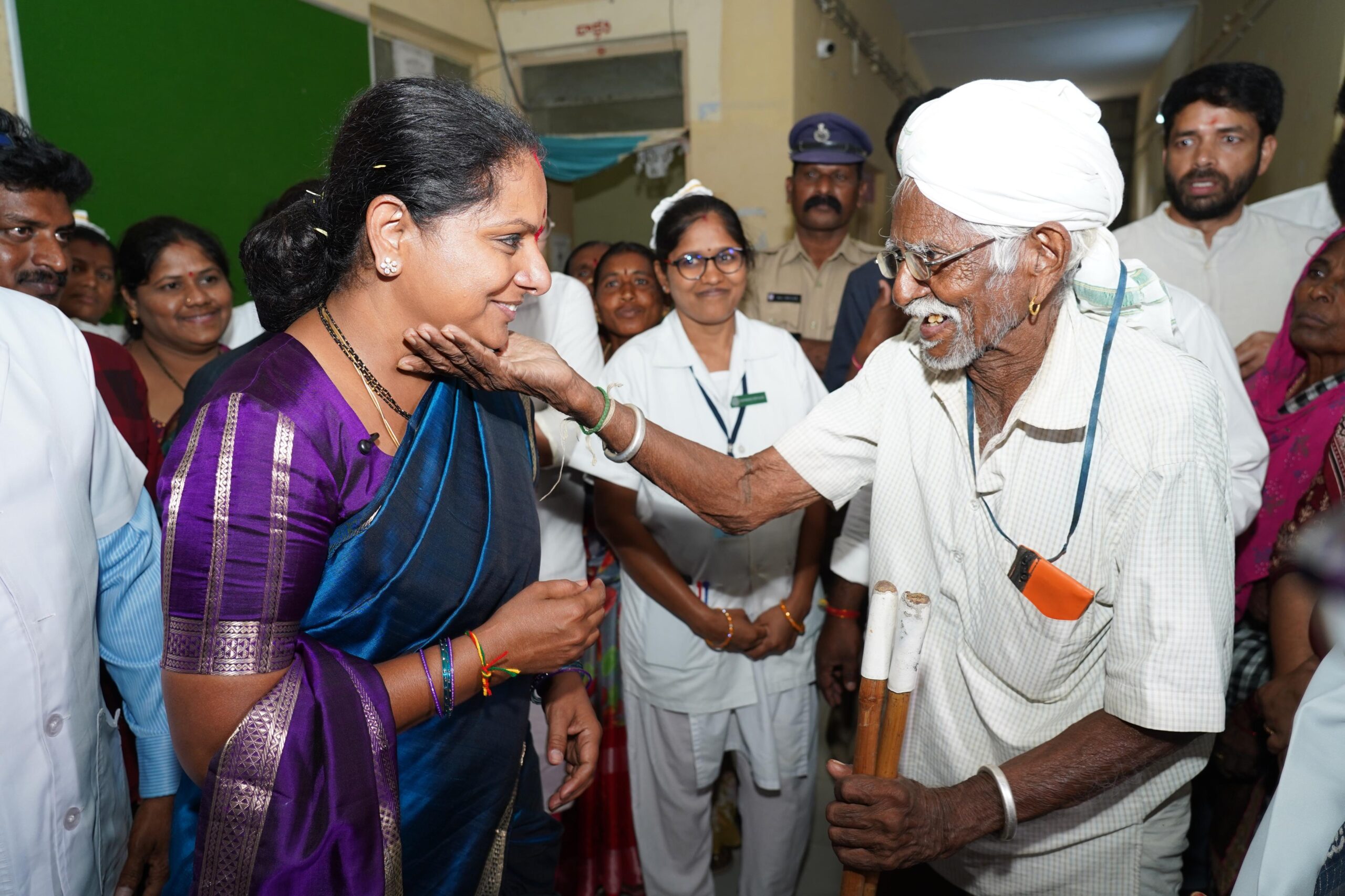 Telangana Jagruthi president interacts with patients at CHC Tungaturthi