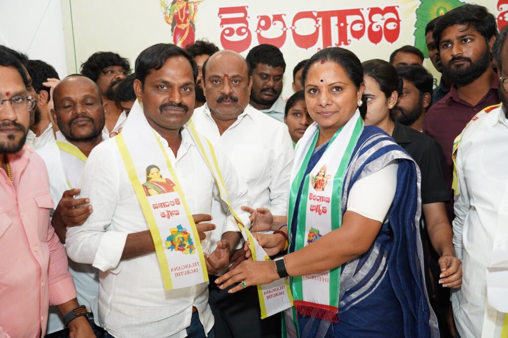 Kavitha welcomes Siddipet BRS leaders into Telangana Jagruthi