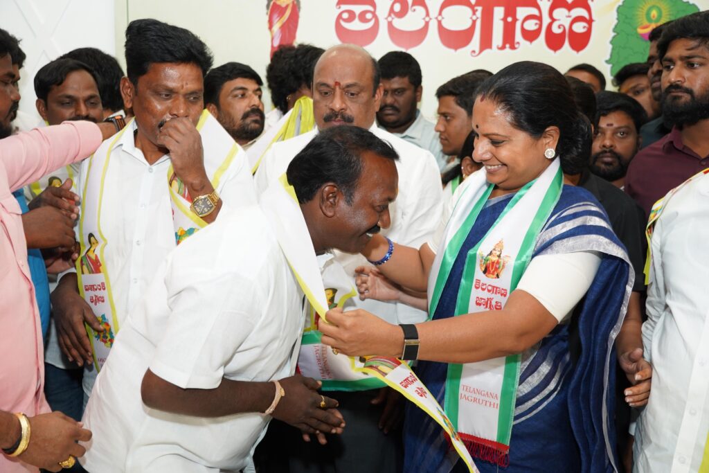 Former MPTC member Srinivas joins Telangana Jagruthi