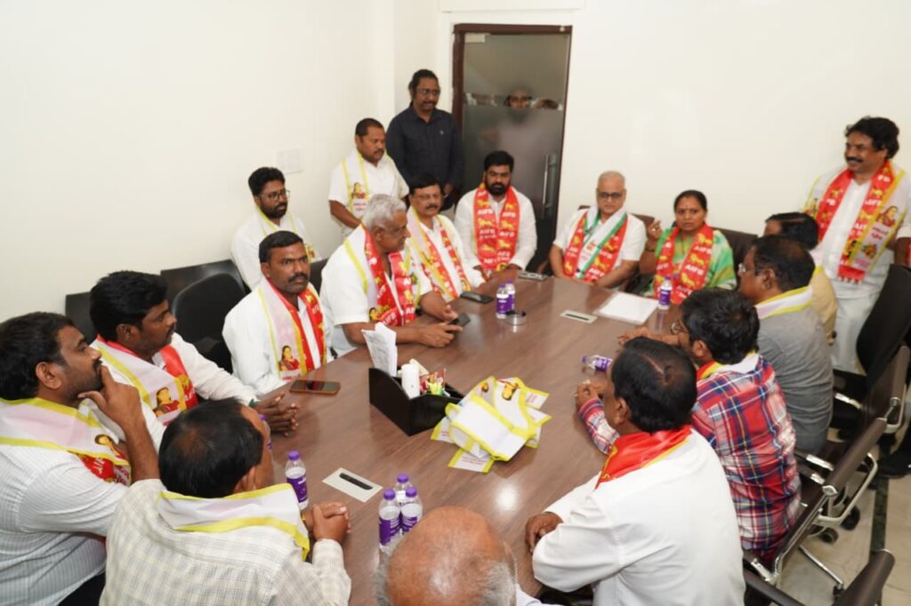 Kavitha meeting Forward Bloc leaders