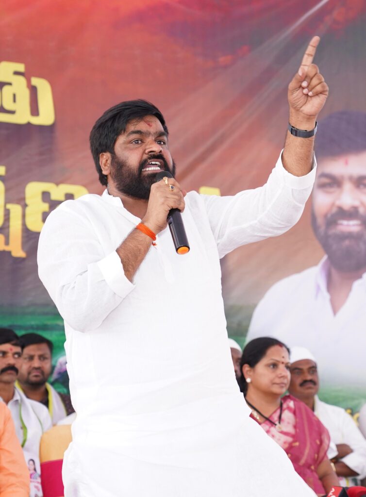 Telangana Jagruthi protest at Gadwal Collectorate over farmer issues