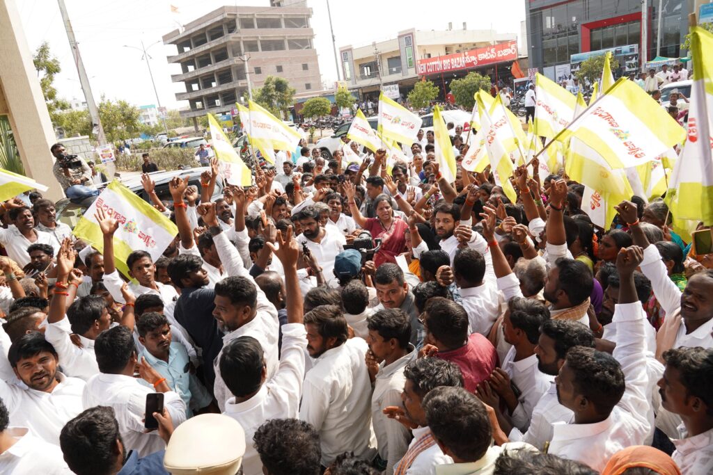 Police stop farmers at Gadwal Collectorate during protest