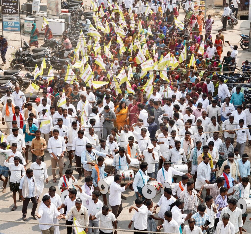 Telangana Jagruthi protest at Gadwal Collectorate over farmer issues
