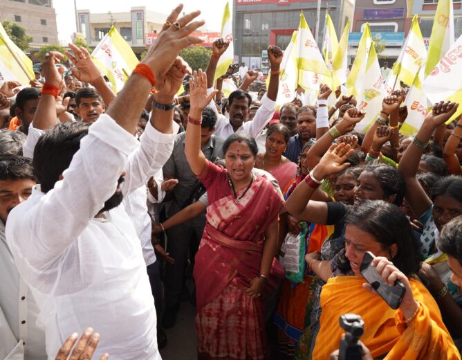 Kalvakuntla Kavitha addressing farmers at loan waiver protest in Gadwal