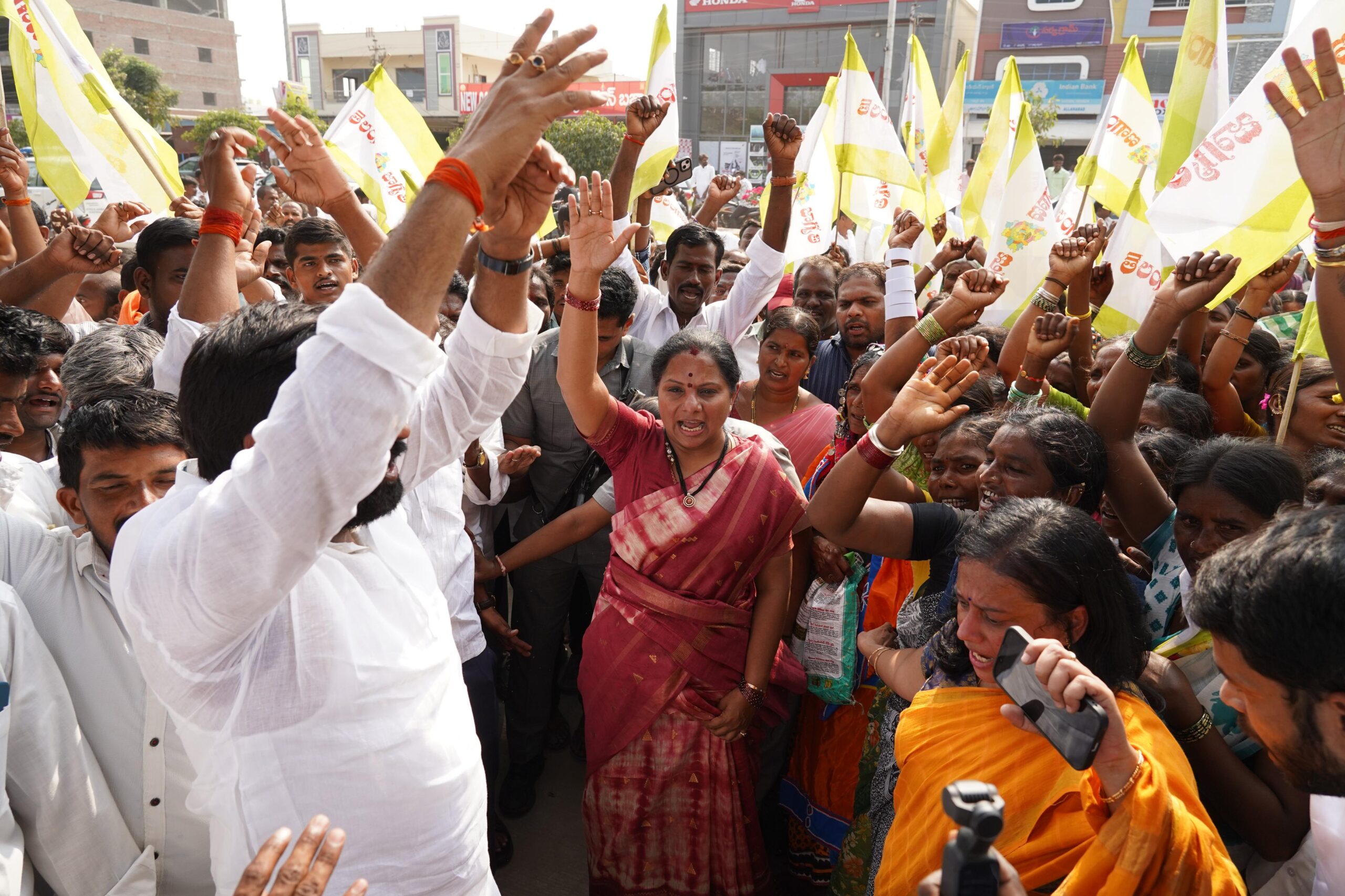 Kalvakuntla Kavitha addressing farmers at loan waiver protest in Gadwal