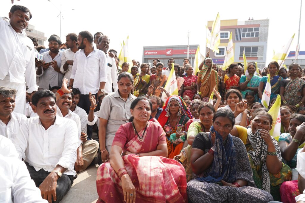 Farmers gather in Gadwal demanding loan waiver and pending dues