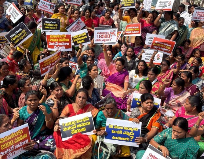 Kalvakuntla Kavitha leads Telangana Jagruthi protest at Praja Bhavan demanding ₹2500 monthly aid for women