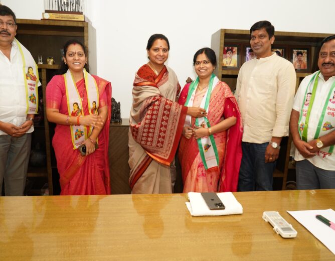 Kalvakuntla Kavitha welcomes Kaveti Manohar Kumar into Telangana Jagruthi in Hyderabad
