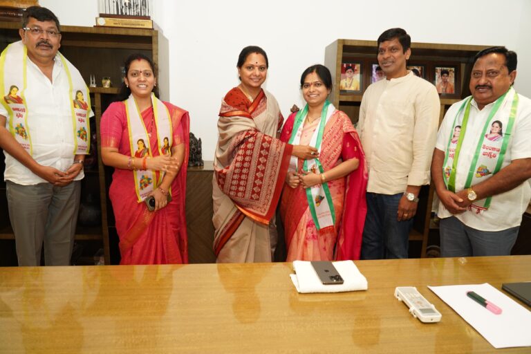 Kalvakuntla Kavitha welcomes Kaveti Manohar Kumar into Telangana Jagruthi in Hyderabad