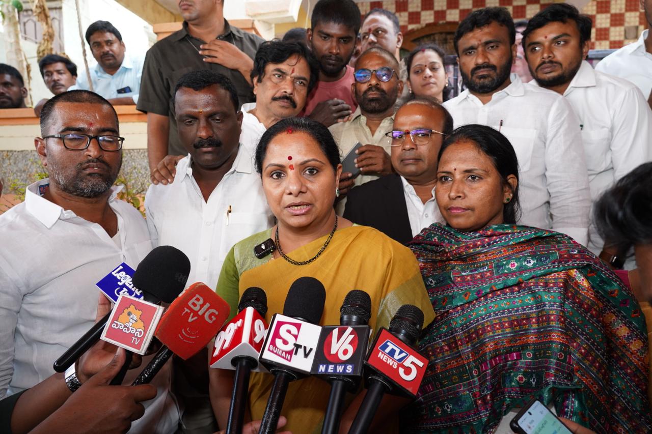Kalvakuntla Kavitha consoling the family of murdered lawyer Swapna in Moinabad, Telangana