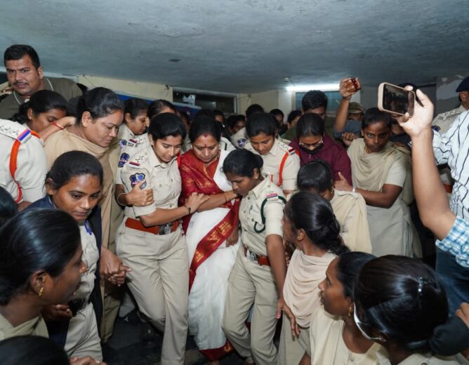 కవిత అరెస్ట్ – హైదరాబాద్‌లో కొనసాగుతున్న నిరవధిక నిరాహార దీక్ష | Kavitha Arrested, Continues Indefinite Hunger Strike in Hyderabad