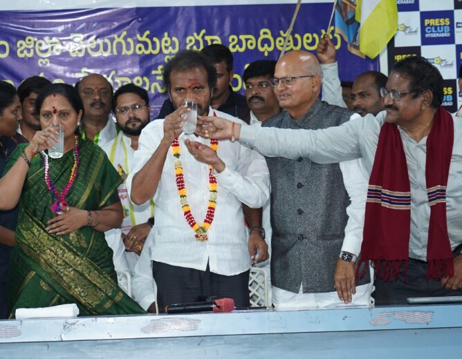 వెలుగుమట్ల బాధితులకు టోకెన్లు జారీ – కవిత, విశారదన్ నిరాహార దీక్ష విరమణ | Tokens Issued to Velugumatla Victims, Kavitha & Visharadhan End Hunger Strike