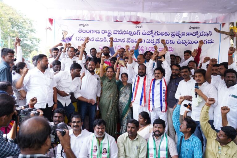 Kalvakuntla Kavitha participating in outsourcing employees protest at Indira Park