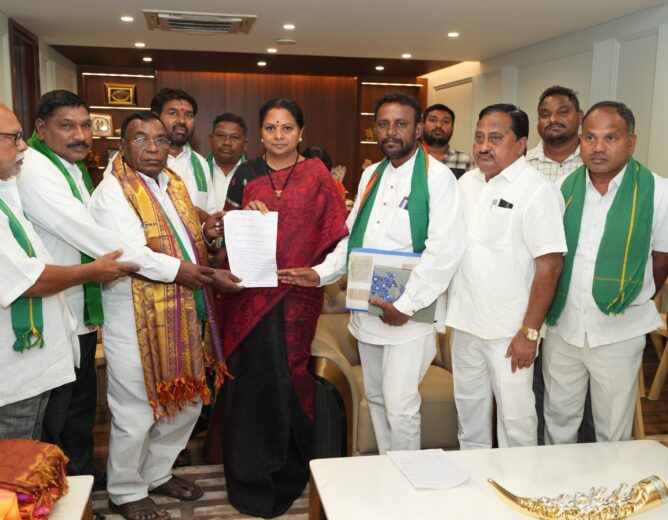 Kalvakuntla Kavitha Backs Adivasi Demand for Separate Religion Column in Census, Meets Lingaiah Dora