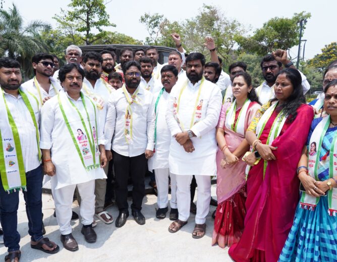 Telangana Jagruthi BC Leaders Slam Congress, BRS Over Delay in Mahatma Jyotirao Phule Statue in Hyderabad