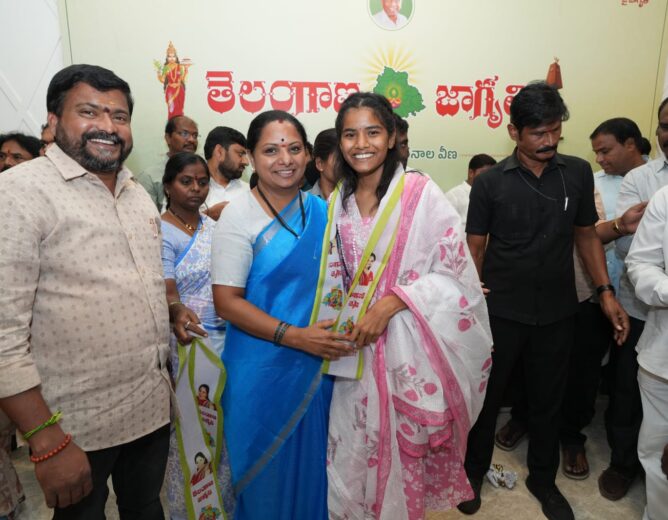 Kalvakuntla Kavitha welcomes Chakali Ilamma descendants into Telangana Jagruthi at Hyderabad office
