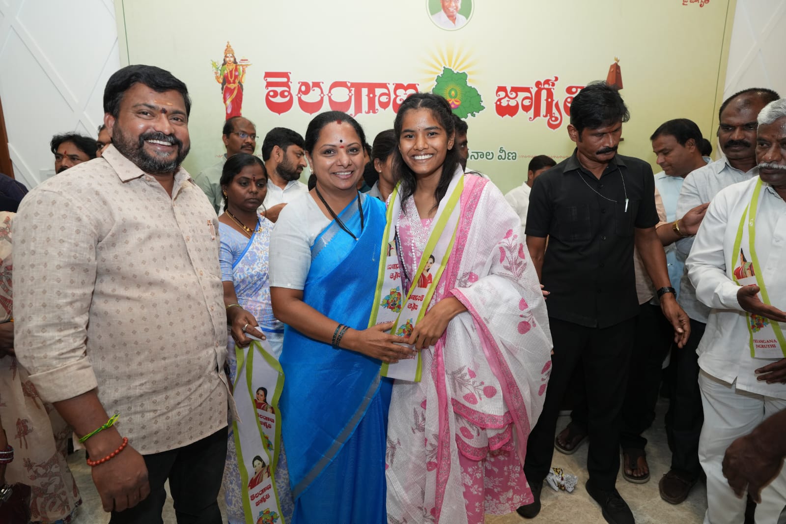 Kalvakuntla Kavitha welcomes Chakali Ilamma descendants into Telangana Jagruthi at Hyderabad office