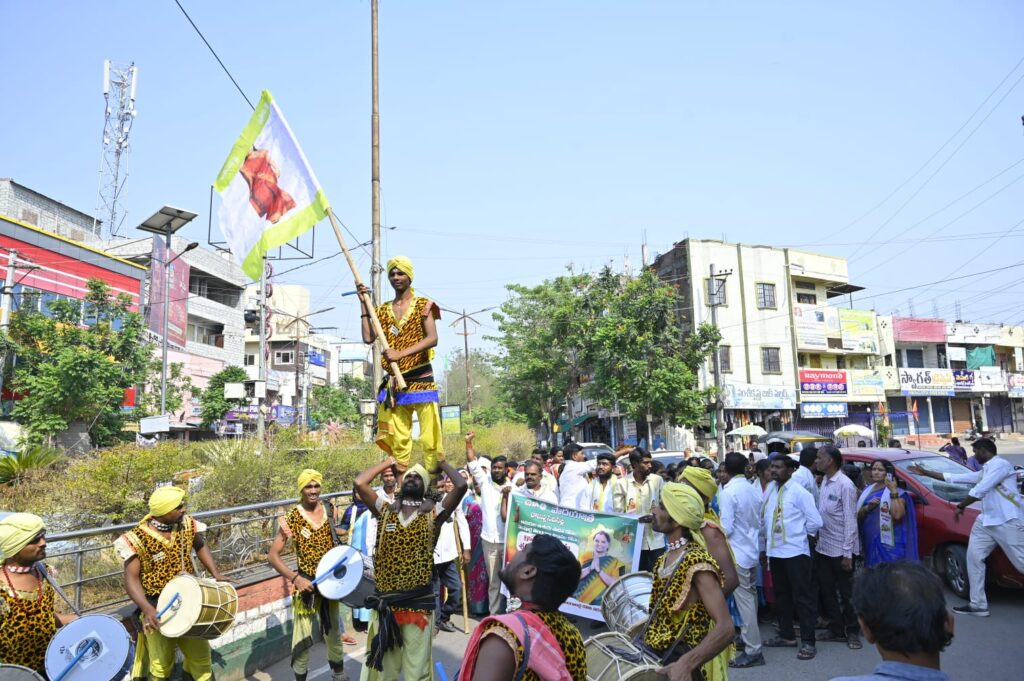 Telangana Jagruthi members marching from Sircilla to Siddipet for Kavitha party formation meeting