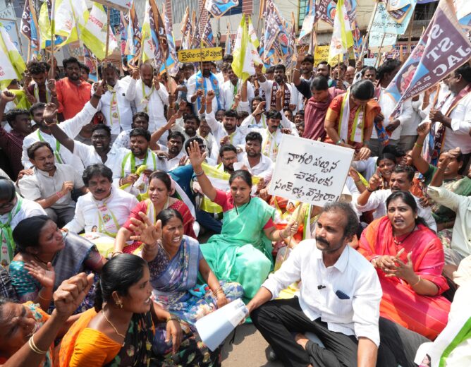 Kalvakuntla Kavitha leading farmers protest in Vikarabad against forced land acquisition for Parigi Industrial Corridor