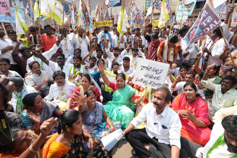 Kalvakuntla Kavitha leading farmers protest in Vikarabad against forced land acquisition for Parigi Industrial Corridor