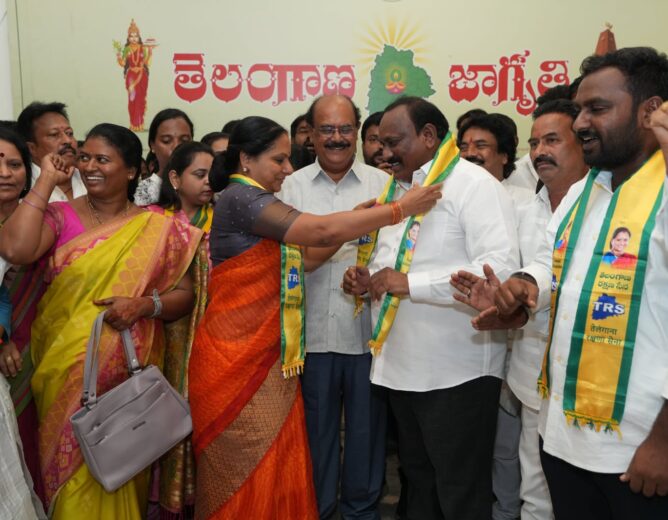 Former minister Boda Janardhan officially joined Telangana Rakshana Sena in Hyderabad. TRS chief Kalvakuntla Kavitha said the party is preparing a transformative development roadmap for Telangana while intensifying its fight for workers’ rights and social justice.