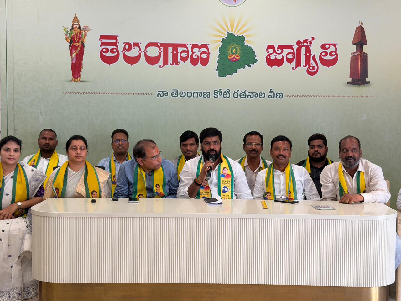 BRS faces criticism over Palamuru project delays as Kavitha’s meeting triggers political reactions in Mahabubnagar.