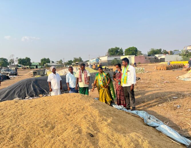 Suraarapu Krishnaveni slammed the Telangana government over paddy procurement delays affecting farmers.
