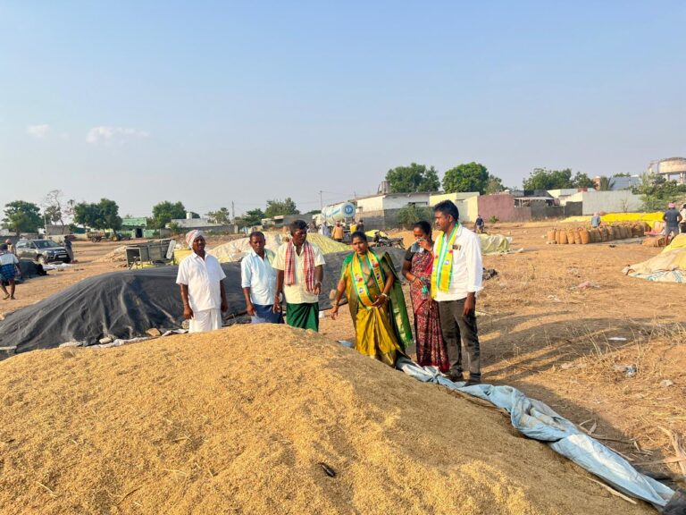 Suraarapu Krishnaveni slammed the Telangana government over paddy procurement delays affecting farmers.