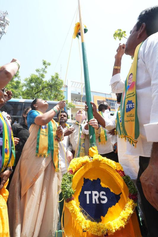 Kalvakuntla Kavitha paying floral tributes to Dr. B.R. Ambedkar during her visit to Moinabad