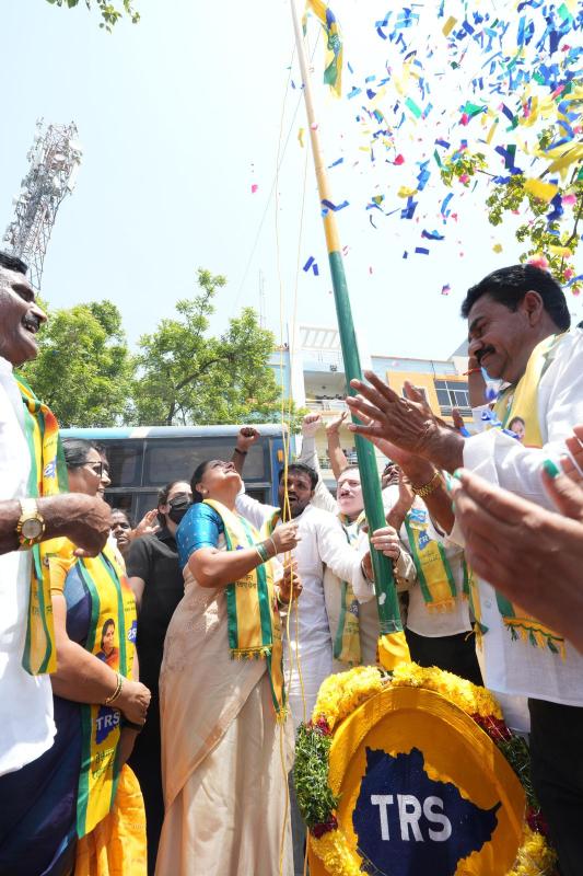 Kalvakuntla Kavitha unveiling the Telangana Rakshana Sena flag in Moinabad