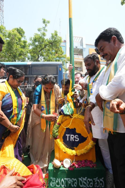 Kalvakuntla Kavitha speaking on GO 111 and farmers’ welfare at a gathering in Moinabad