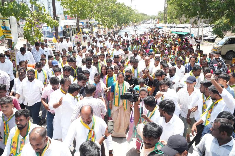 Kalvakuntla Kavitha addressing TRS workers in Moinabad.