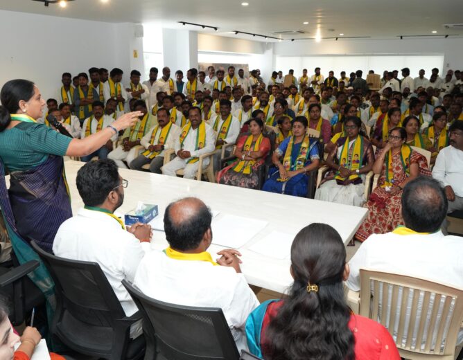 TRS Flag Festival Begins: Kalvakuntla Kavitha Unveils Telangana Rakshana Sena Flag Platform Model