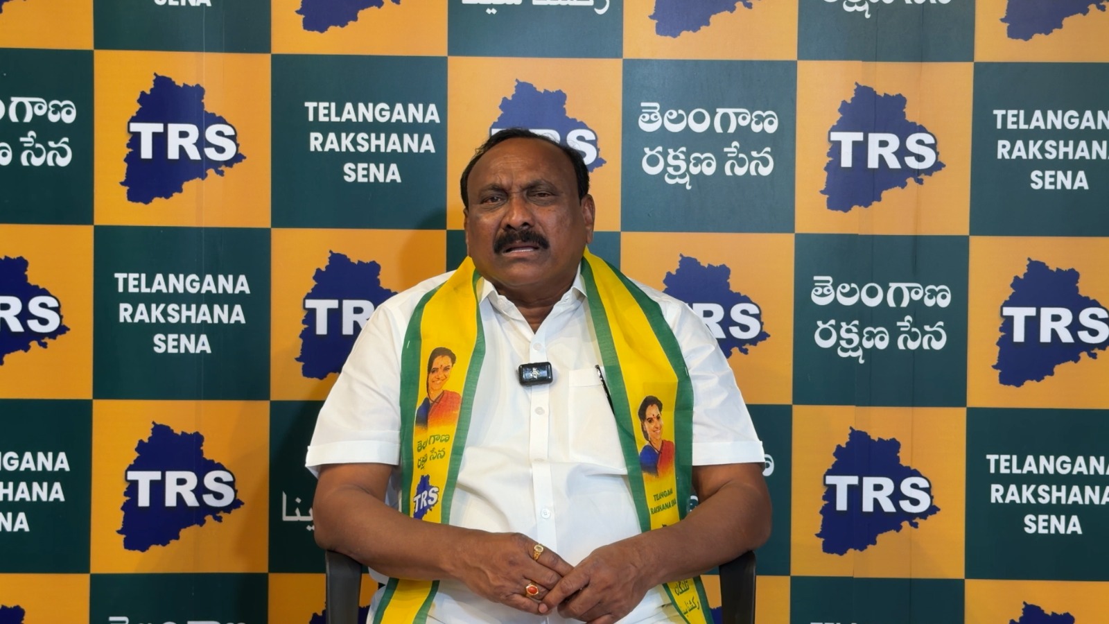 TRS leader and former minister Boda Janardhan criticised the Telangana government's app-based urea distribution system and demanded immediate relief measures for farmers
