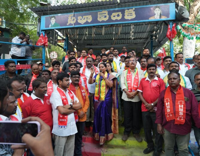 Kalvakuntla Kavitha addressing Singareni workers during the Baayi Bata programme at Godavarikhani, highlighting workers' welfare, coal block allocation and mining issues.