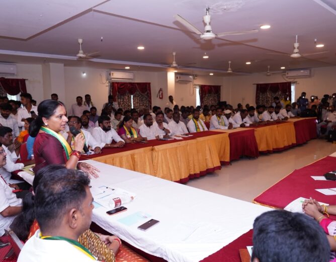 Kavitha Alleges ₹1,200 Crore Burden on Farmers, Opposes Rythu DISCOM at Nalgonda Farmers Round Table