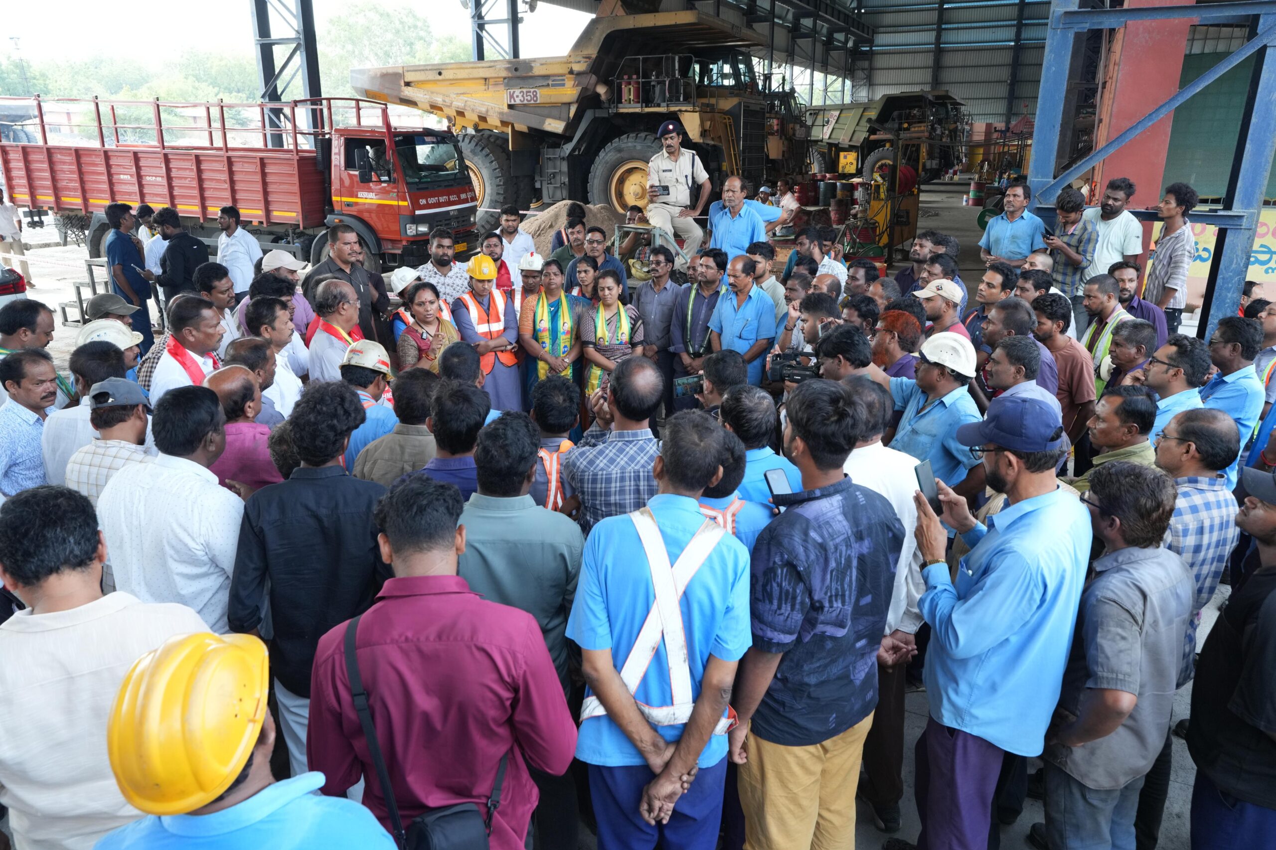 Kalvakuntla Kavitha interacting with Singareni workers during her visit to Ramagundam OCP-3.