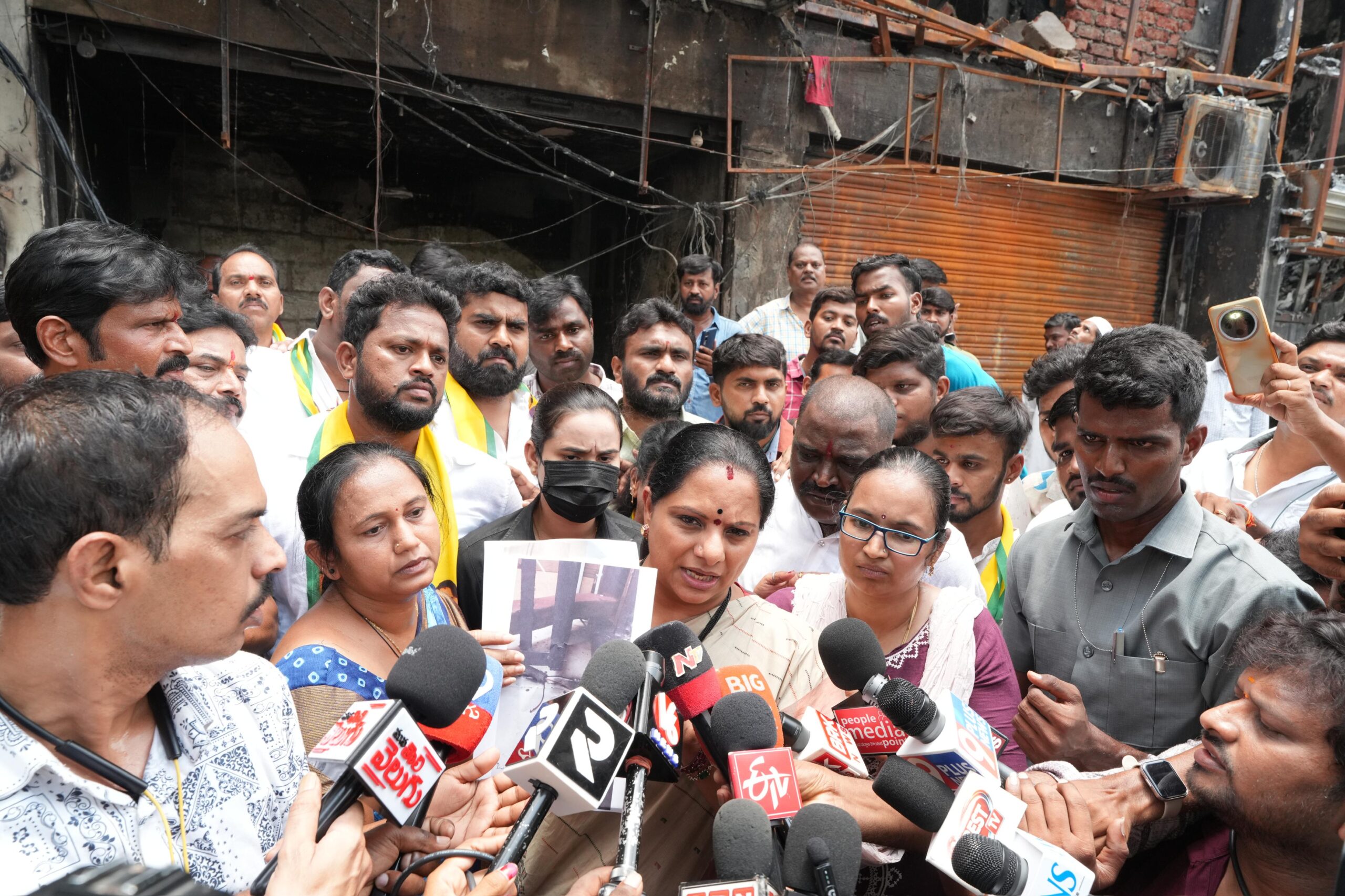 Kalvakuntla Kavitha interacting with victims during her visit to the fire-affected shopping complex in Ameerpet, Hyderabad.