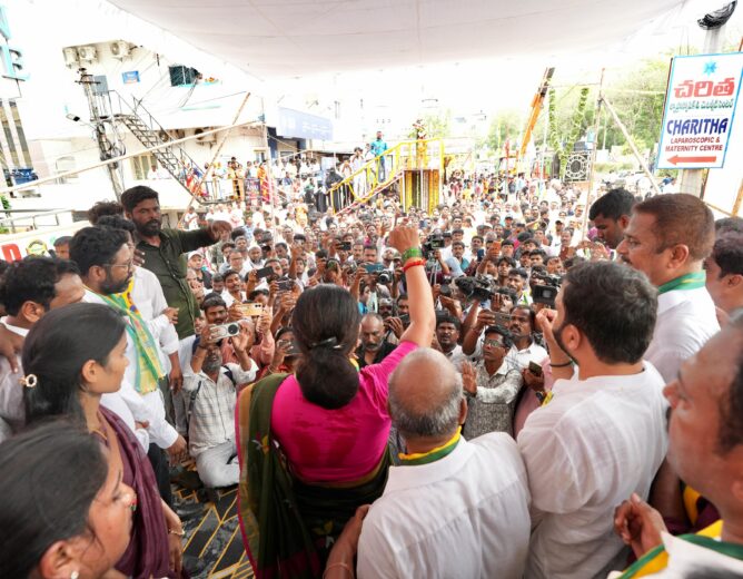 Kalvakuntla Kavitha addressing Telangana Rakshana Sena workers during the flag festival in Sangareddy and Patancheru, highlighting free education, healthcare, employment and regional development