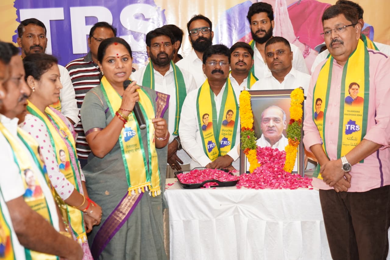 Kalvakuntla Kavitha pays tribute to former Prime Minister PV Narasimha Rao at Telangana Rakshana Sena office in Banjara Hills, Hyderabad.
