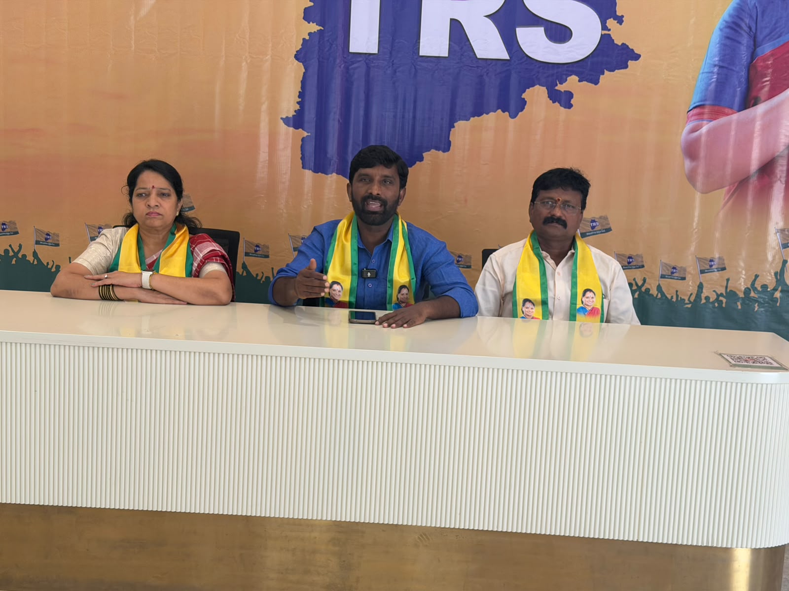 TRS leader Chiluka Praveen addresses a press conference in Hyderabad criticizing Pawan Kalyan's remarks on Telangana and discussing political developments.