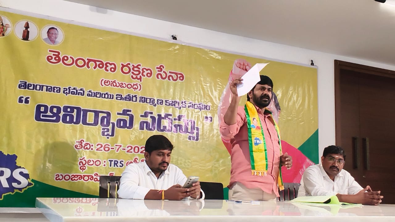 Telangana Rakshana Sena leader D. Veeranna addressing the Telangana Building and Construction Workers' Union founding convention in Hyderabad.