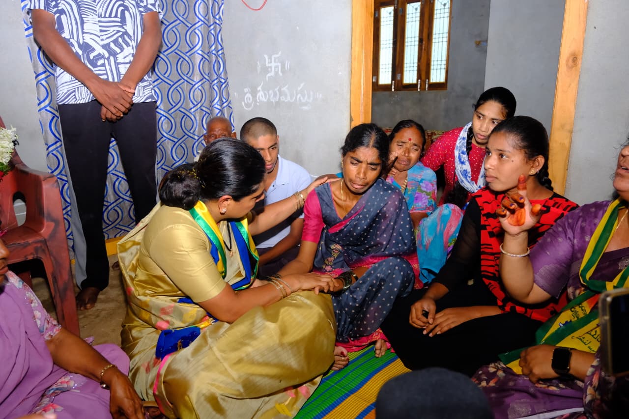 Kalvakuntla Kavitha visits Nerella victim families and demands ₹1 crore compensation and action against responsible police officials