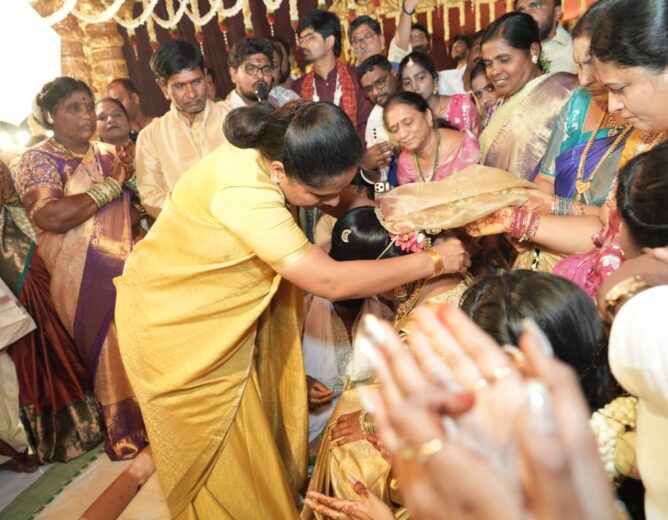 Kalvakuntla Kavitha Performs Mudiraj Wedding Rituals as Family Member